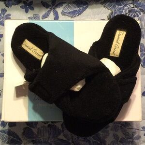 Daniel Green clean comfort Ava black Womans slippers.  New with tags